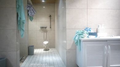 澡堂子内部员工偷拍几个漂亮小姐姐换衣服洗澡泡汤