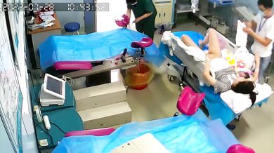最新流出私房售价70元的国内医院妇产科摄像头监控02年7月孕妇分娩手术高清偷拍视频流出 (6)